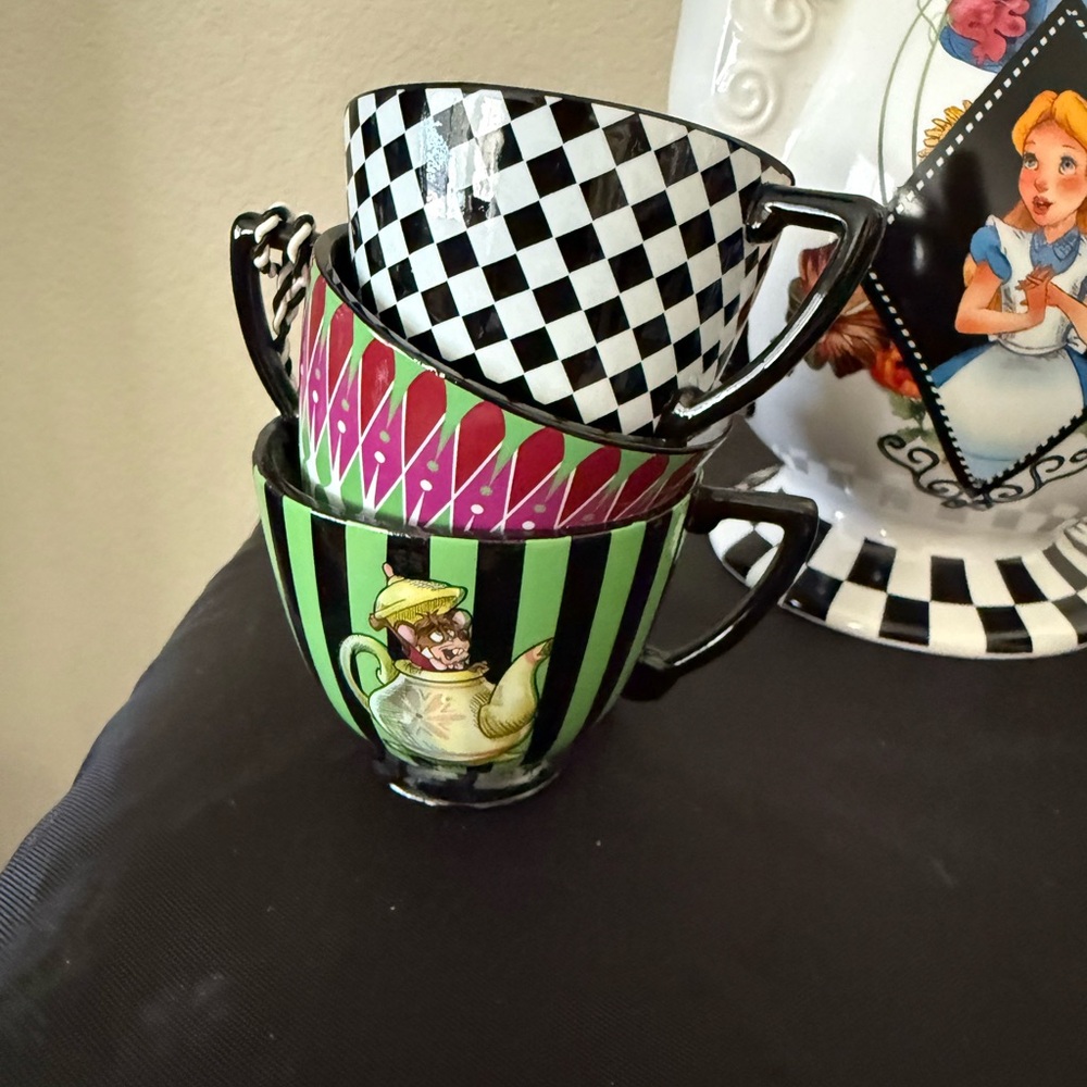 Disney Parks Alice in Wonderland Teapot and Cups Set. Mad Hatter Tea Party . - Picture 4 of 14